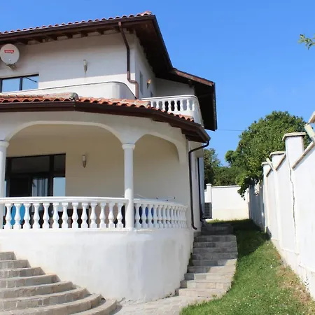 Kalimantsi Villa *
